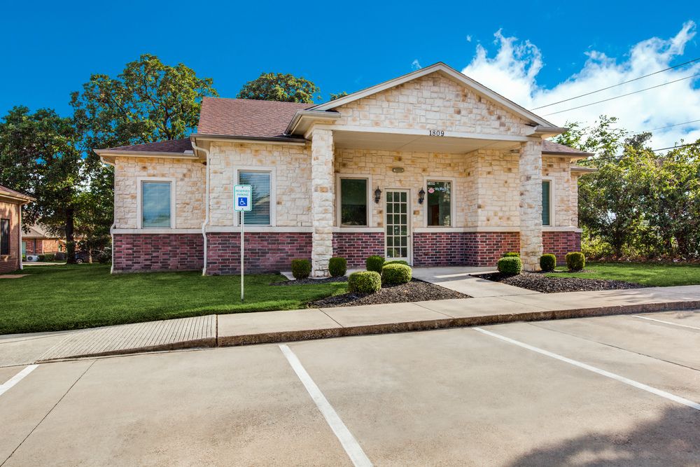 1809 Precinct Line Rd, Hurst, TX 76054
